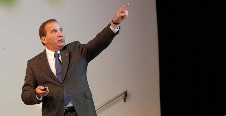 Stefan Löfven håller låda. Foto: Linda Håkansson (CC BY-NC-ND 2.0). Bilden är beskuren.