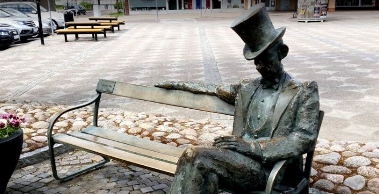 Staty av Nils Ferlin i Filipstad.