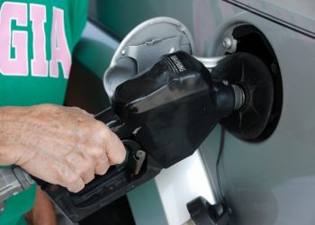 Bensinskatten höjs med 15 öre per liter