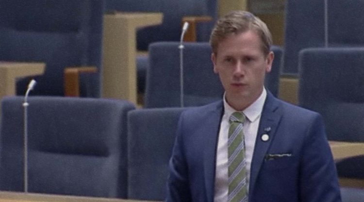 Roger Hedlund i riksdagen.