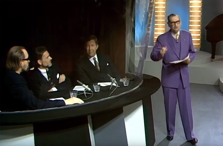 Sten Broman i samspråk med tävlande i Kontrapunkt. Bild: Skärmdump från Youtube.