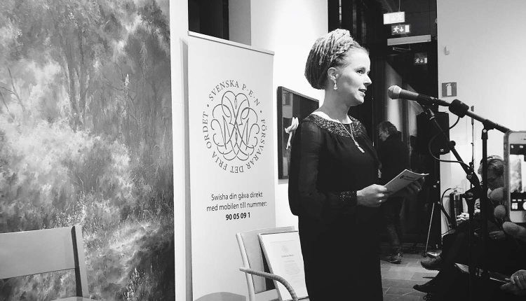 Amanda Lind delar ut Tucholskypriset. Foto: Svenska PEN. Bilden är beskuren.