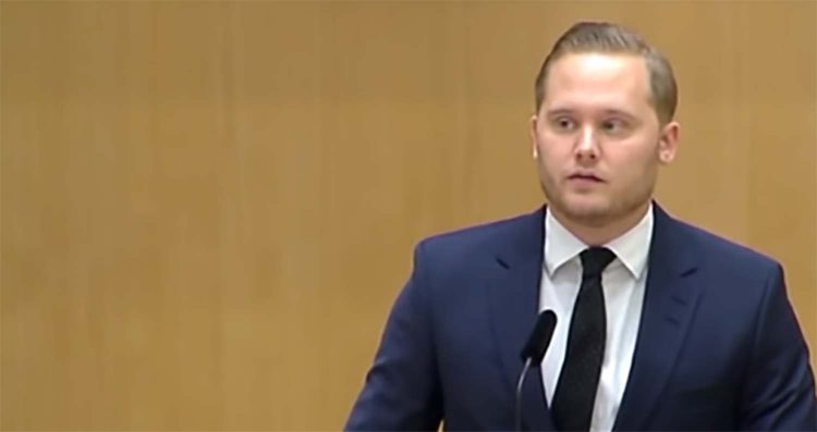 Henrik Vinge i riksdagens talarstol.