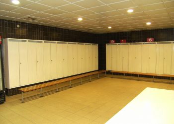 Domstol slår fast att ”transtjejer” inte måste tillåtas byta om med flickor