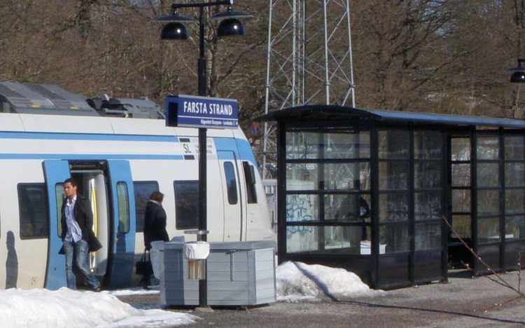 Pendeltågsstationen Farsta strand. Personerna på bilden har inte med texten att göra. Foto: Holger Ellgaard/Wikipedia