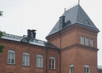 ”Gymnasieelever” klarar inte av att söka lägenhet och gå på komvux samtidigt