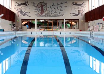 Smutsiga badgäster tvingar badhus att ha duschvärdar