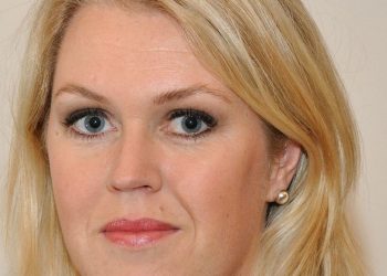 Socialminister Lena Hallengren mer orolig för privata vårdförsäkringar än skjutningar