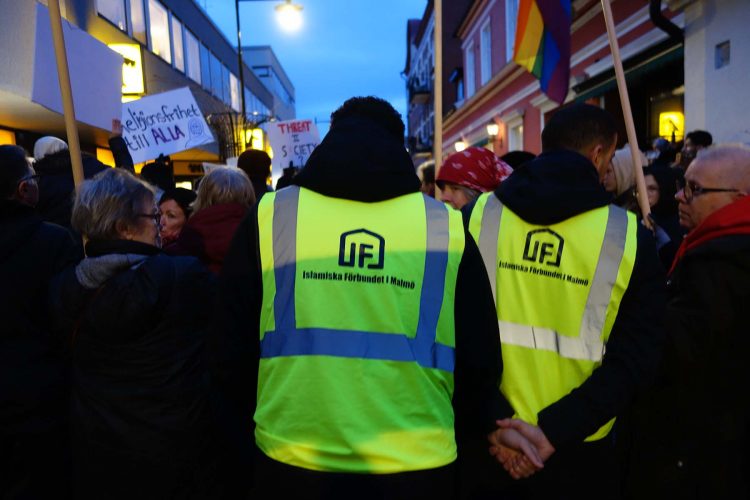En ohelig allians mellan muslimer och vänsterliberaler demonstrerar. Foto: Eva-Marie Olsson/Svegot.