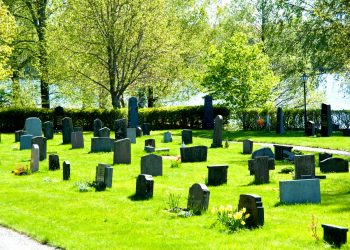 Inte ens kyrkogårdarna är trygga i Sverige