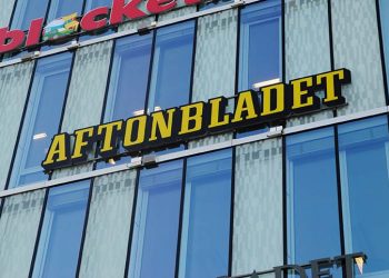 Löfven i fritt fall – fiskar efter hjälp hos Aftonbladet