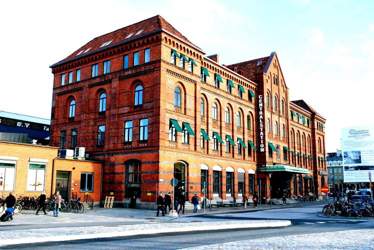Malmö station, en av alla platser där svenskar blir rånade under förnedrade former. Foto: Wikipedia / 	
Hugh Llewelyn