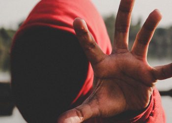 ”Expertens” tips om du blir rånad: Beröm rånarens skjorta