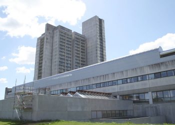 Maskerade män stormade sjukhus och stal handsprit