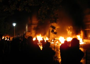 Vänsteraktivister uppmanar till plundring och attacker under coronakrisen