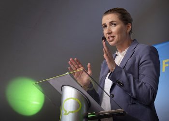 Danmark stänger gränsen och kallar in militären