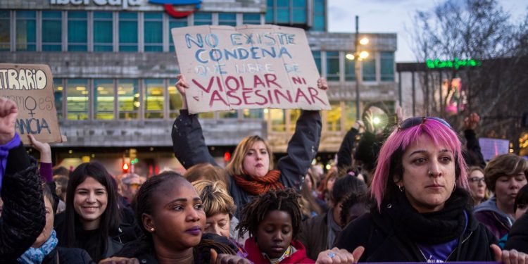 Feministdemonstration misstänkt bakom tusentals smittade och döda i Spanien