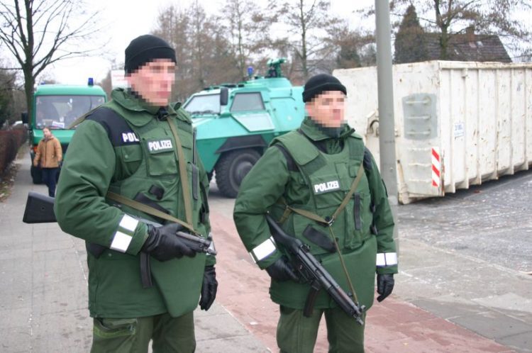 Tyska poliser. Genrebild. (Foto: Wikimedia Commons)