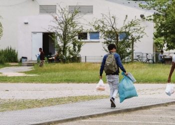 ”Flyktingar” tar med sig coronaviruset – gränserna är inte stängda för alla