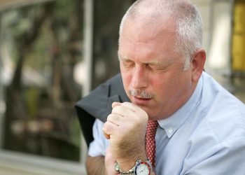 10 000 fattigare för att ha hostat på läkarmottagning