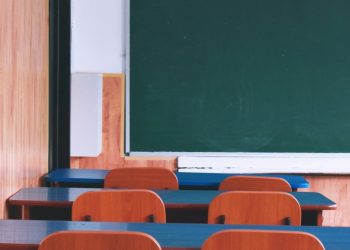 Regeringen förbereder för att stänga skolorna