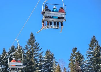Tysk media förundrade över att svenskarna åker skidor och festar