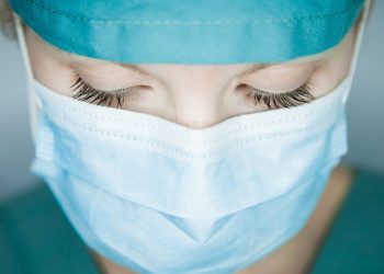 Italiensk sjuksköterska har begått självmord på grund av rädsla att ha smittat patienter med covid-19