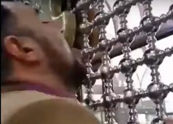 VIDEO: Iranier slickar på coronasmittat tempel