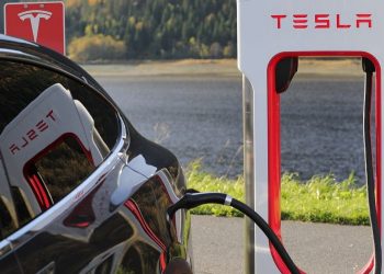 Tesla stänger tillfälligt