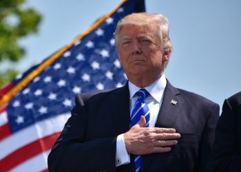 Donald Trump skänker sin lön till coronabekämpning