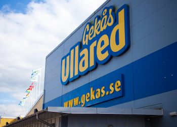 Maskerade män stal bil under knivhot i Ullared