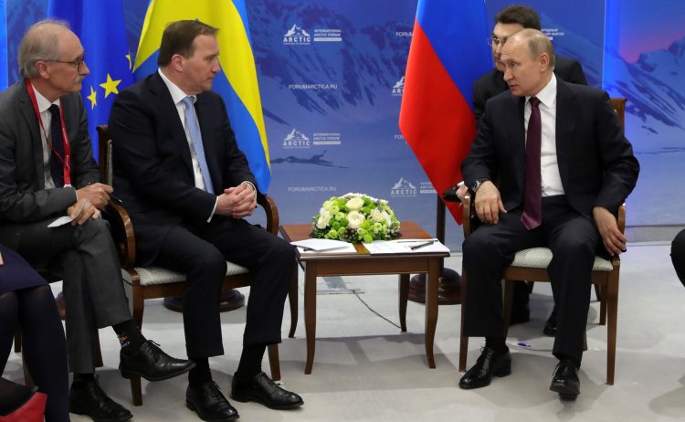 Stefan Löfven i samtal med Vladimir Putin. Foto: kremlin.ru.