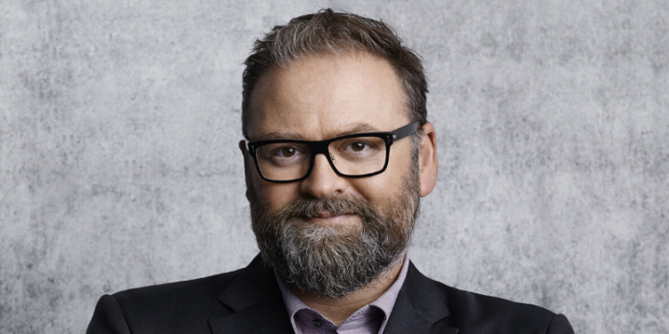 Adam Alsing 2015. Foto: Magnus Selander / Kanal 5 / Wiki. Bilden är beskuren.