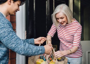 Äldre kan inte köpa mat när banker stoppar betalningar på nätet