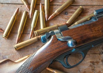 Sköt ihjäl fem ungdomar från sin balkong