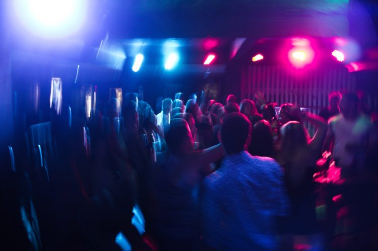 Dans på nattklubb. Foto: 
Maurício Mascaro/Pexels.