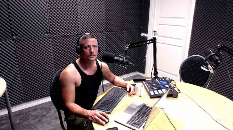 Det sitter ett köttmonster i studion. Obehagligt.