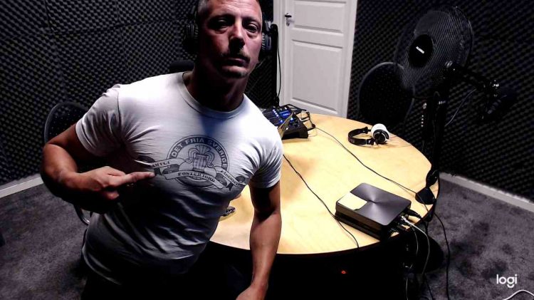 Vit t-shirt. Det är sant.