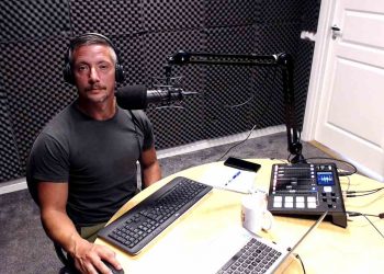 En man i en stuga i en skog vid en sjö