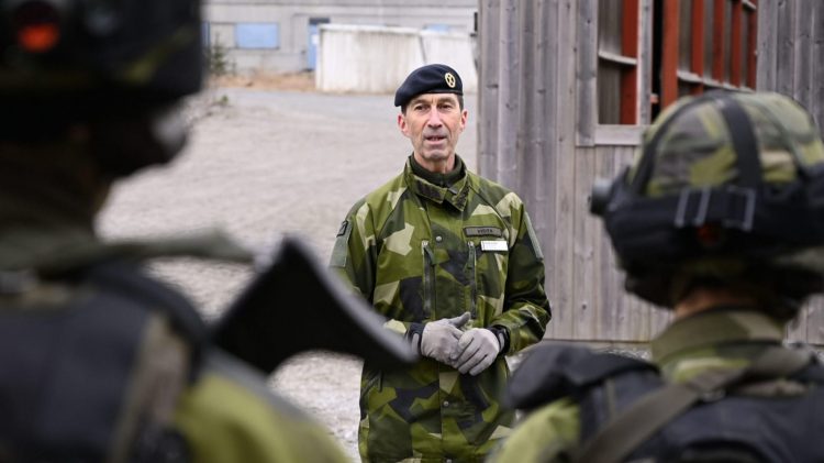 ÖB Micael Bydén under ett besök på Livgardet i mars 2021. Foto: Svante Rinalder/ Försvarsmakten.